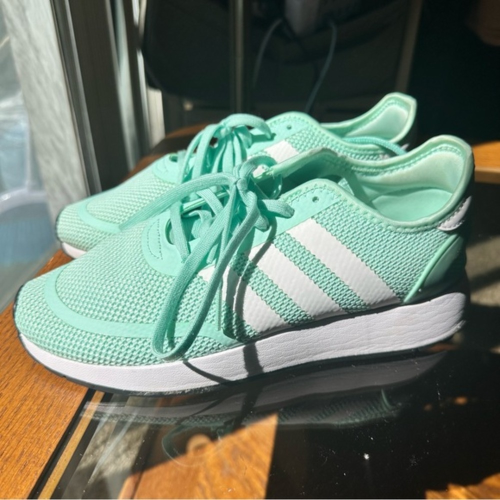 Adidas Mint Sneakers | Big Kids 6.5, Women’s 8-8.5 |